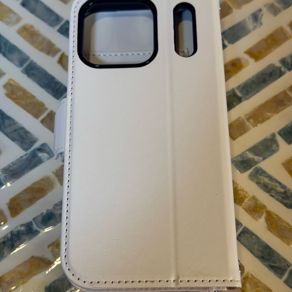 NWT White Quilted Women's Iphone 17 Wallet - Picture 8 of 10